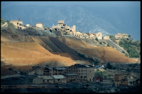 Panorama di Monteponi con le montagne di fanghi rossi, scorie dell'attività mineraria