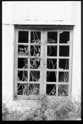 Una finestra dello stabilimento dismesso della miniera Su Zurfuru