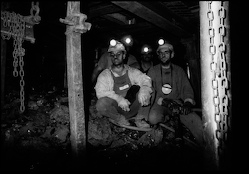 Fotografia di minatori al lavoro nella miniera di Nuraxi Figus
