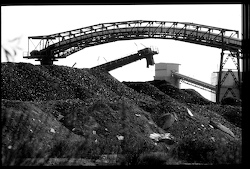 Montagne di carbone alla miniera di Nuraxi Figus, i nastri che portano in superficie il minerale