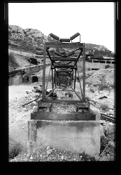 San Giovanni miniera. Fotografia in bianco e nero delle attrezzature abbandonate